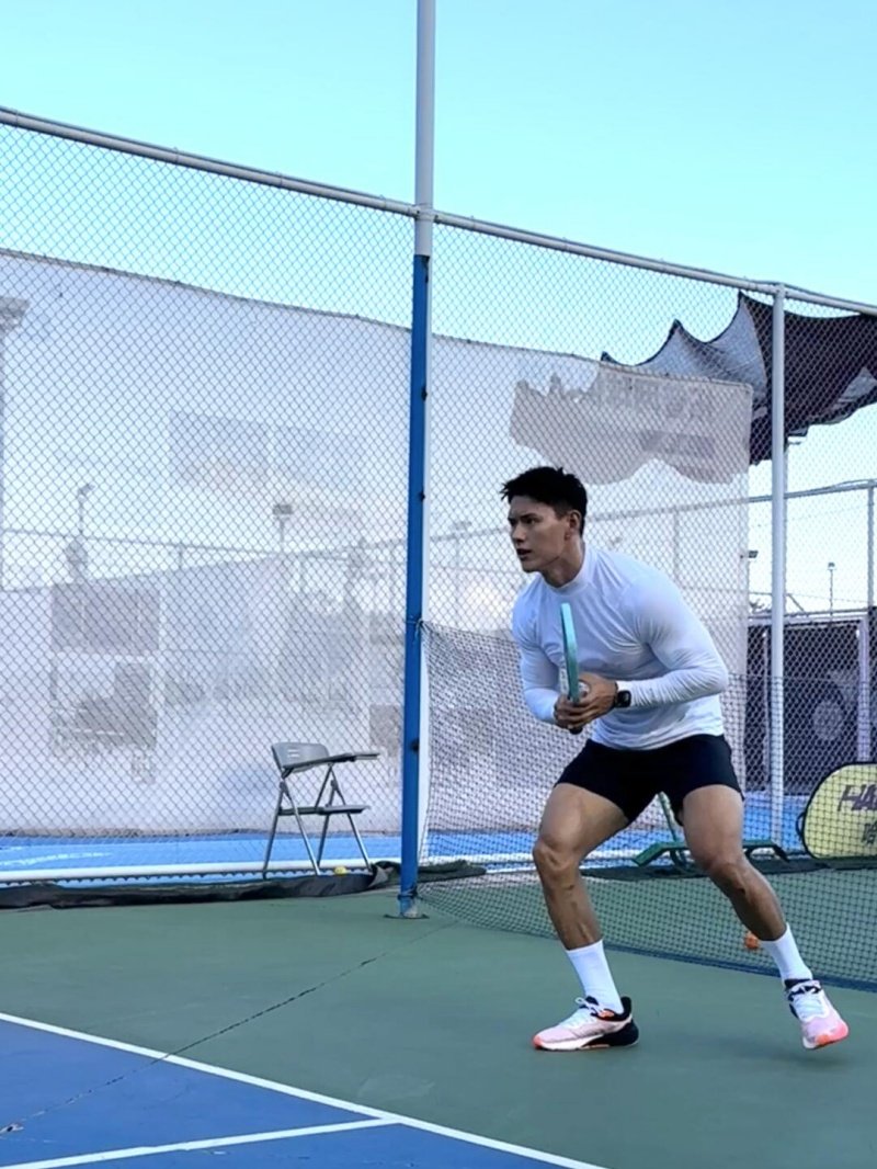 Focused pickleball player Athletic man in ready position on a pickleball court